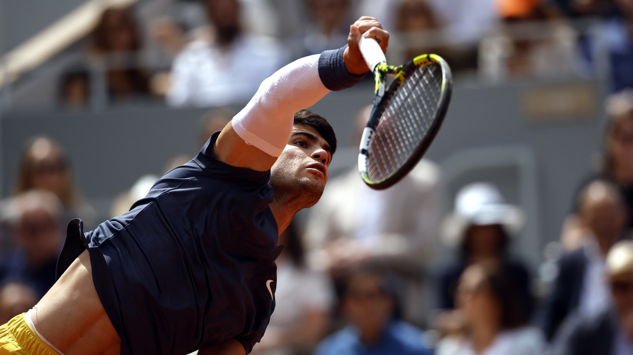 A spanyol Carlos Alcaraz a német Alexander Zverev ellen játszik a francia nemzetközi teniszbajnokság férfi egyesének döntőjében a párizsi Roland Garros Stadionban 2024. június 9-én.