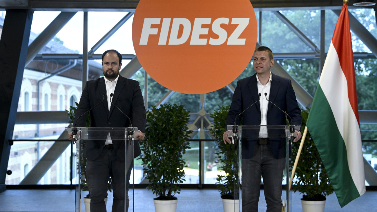 Menczer Tamás, a Fidesz-KDNP kommunikációs igazgatója (j) és Nacsa Lőrinc, a KDNP parlamenti frakciójának szóvivője sajtótájékoztatót tart a pártszövetség választási eredményváró rendezvényén az önkormányzati, európai parlamenti (EP-) és nemzetiségi választások napján a Bálna Honvédelmi Központban 2024. június 9-én.