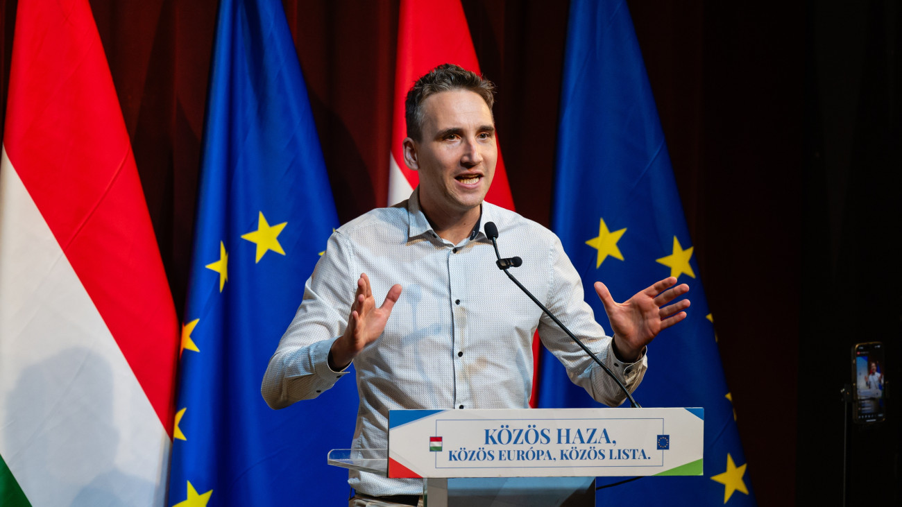 Barabás Richárd, a Párbeszéd-Zöldek társelnöke beszédet mond a DK-MSZP-Párbeszéd veszprémi kampányrendezvényén 2024. június 4-én.