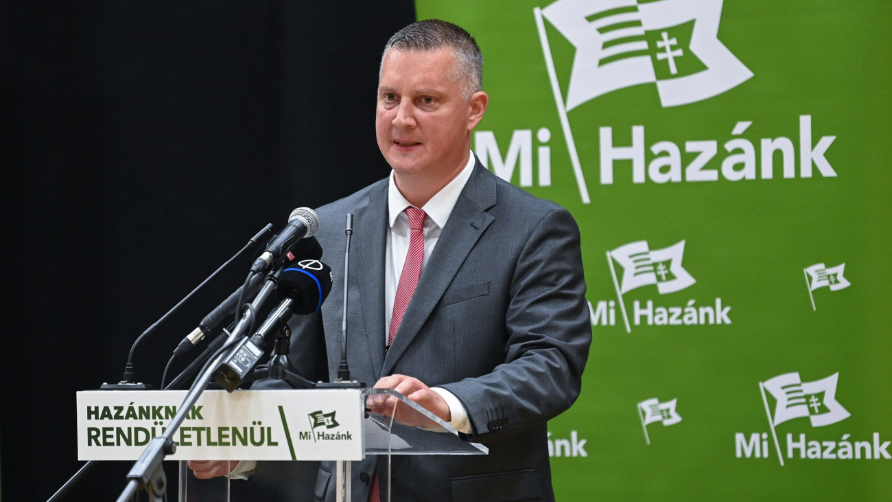 Grundtner András főpolgármester-jelölt beszédet mond a Mi Hazánk Mozgalom országos kampányzáró rendezvényén a Fővárosi Művelődési Házban 2024. június 7-én.