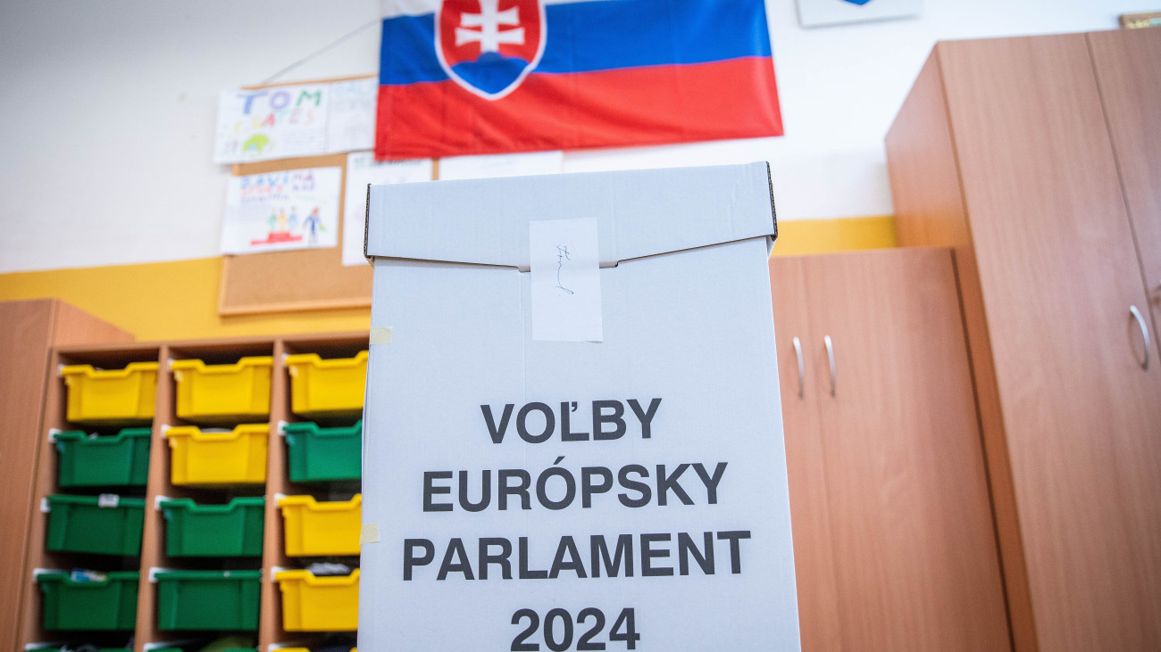Szavazóurna az európai parlamenti választáson egy pozsonyi szavazóhelyiségben 2024. június 8-án. Az EP-választásokat ezen a napon tartják Szlovákiában, ahonnan 15 jelölt jut be a 720 fős uniós törvényhozásba.
