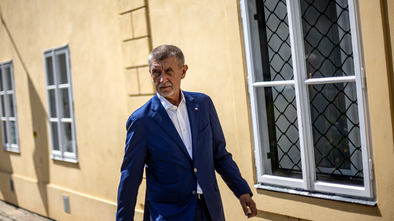 Andrej Babis korábbi cseh kormányfő, az ellenzéki Elégedetlen Polgárok Akciója (ANO) tömörülés vezetője távozik egy szavazóhelyiségből, miután leadta szavazatát az európai parlamenti választásokon Pruhonicében 2024. június 7-én. Az EP-választásokat június 7-én és 8-án tartják Csehországban, ahonnan 21 jelölt jut be a 720 fős uniós törvényhozásba.