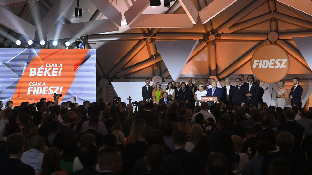Orbán Viktor miniszterelnök, a Fidesz elnöke (k) beszédet mond a Fidesz-KDNP európai parlamenti és önkormányzati választási eredményváró rendezvényén a Bálna Honvédelmi Központban 2024. június 10-én.