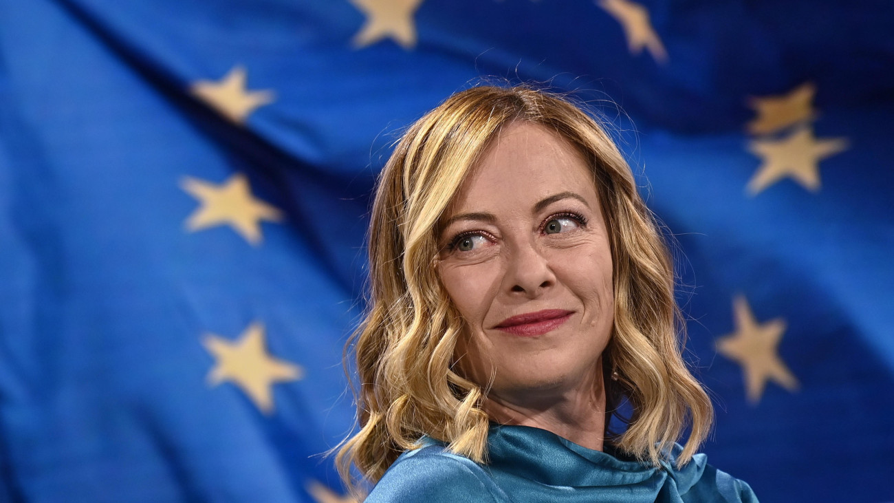 Giorgia Meloni olasz miniszterelnök, az Olasz Testvérek (FdI) elnöke az olasz közszolgálati televízió, a Rai Uno Porta a Porta című műsorában Rómában 2024. június 6-án. Olaszországban június 8-án és 9-én tartják az európai parlamenti választásokat.