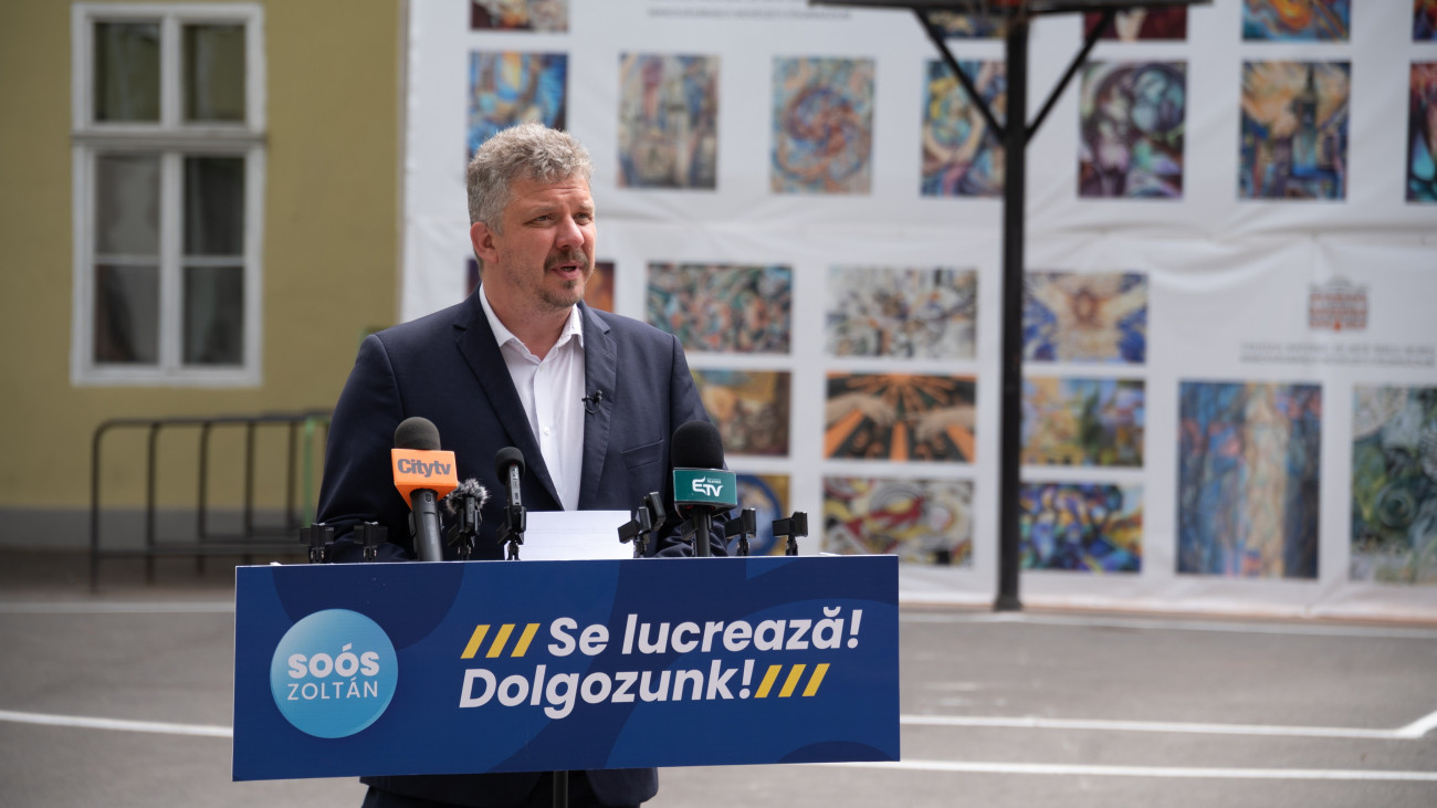 Soós Zoltán polgármester beszédet mond az önkormányzati forrásokból felújított Művészeti Líceum sajtóbejárása után tartott sajtótájékoztatón Marosvásárhelyen 2024. május 11-én.