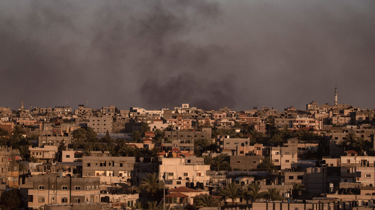 Izraeli légicsapás füstje gomolyog a Gázai övezet déli részében levő Rafah felett 2024. május 24-én. A Nemzetközi Bíróság (ICJ) a Dél-afrikai Köztársaság által Izraellel szemben népirtás vádjával indított keresete nyomán 2024. május 24-én felszólította Izraelt, hogy azonnal állítsa le katonai offenzíváját Rafah városa ellen és vonuljon ki a területről a palesztin lakosságra leselkedő további kockázatok elkerülése érdekében.