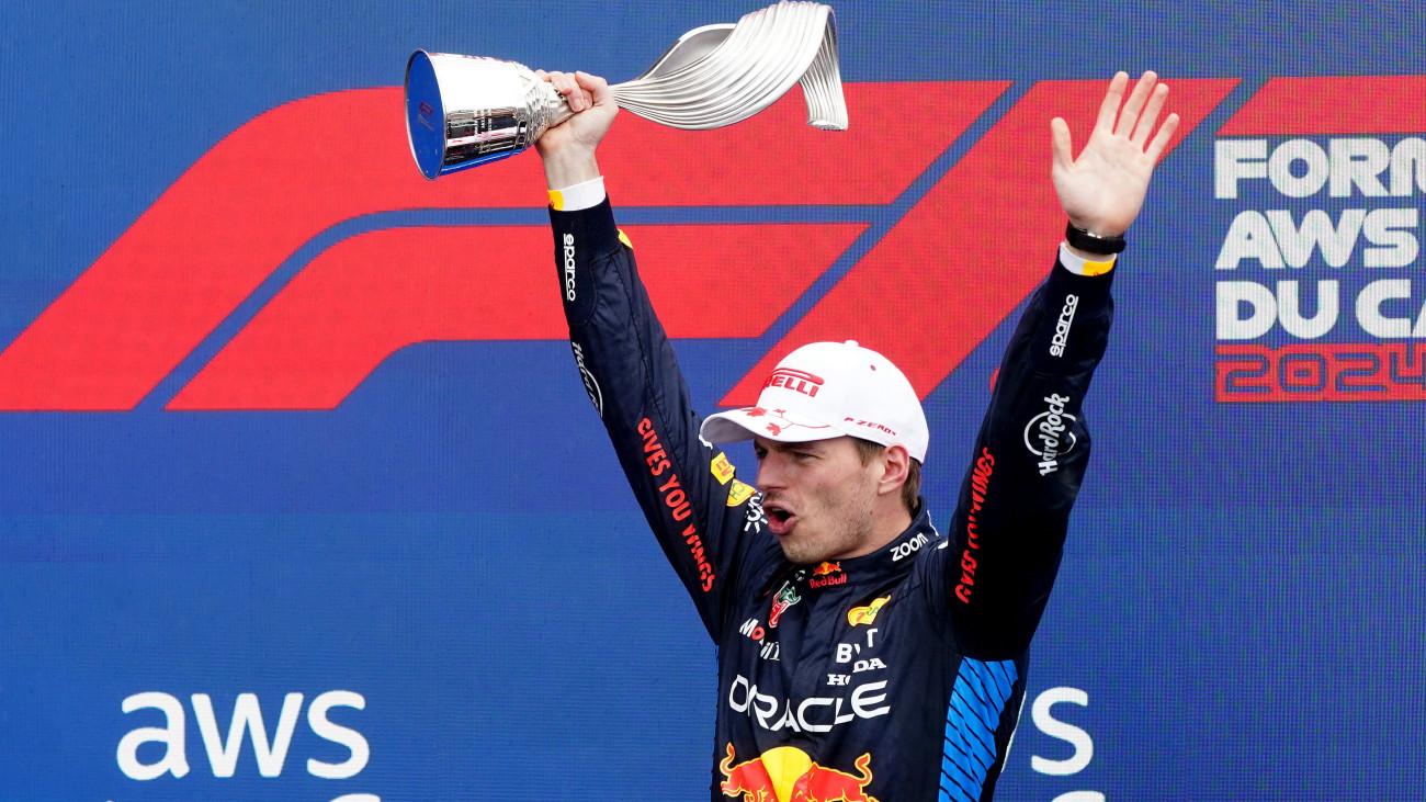 Max Verstappen, a Red Bull holland címvédője a trófeával a pódiumon, miután győzött a Forma-1-es autós gyorsasági világbajnokság Kanadai Nagydíján Montrealban 2024. június 9-én.