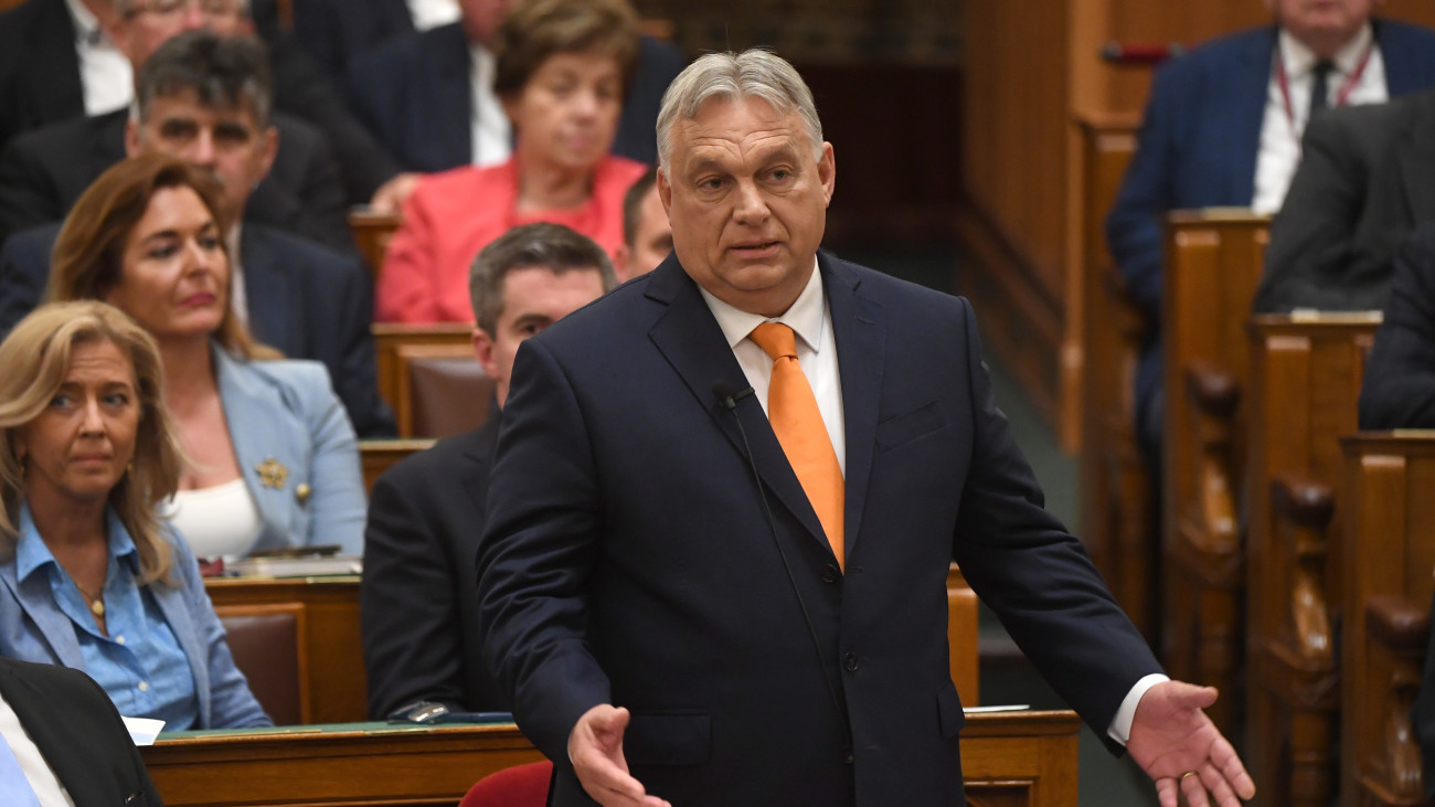 Orbán Viktor miniszterelnök azonnali kérdésre válaszol az Országgyűlés plenáris ülésén 2024. június 10-én. Mellette Semjén Zsolt miniszterelnök-helyettes.