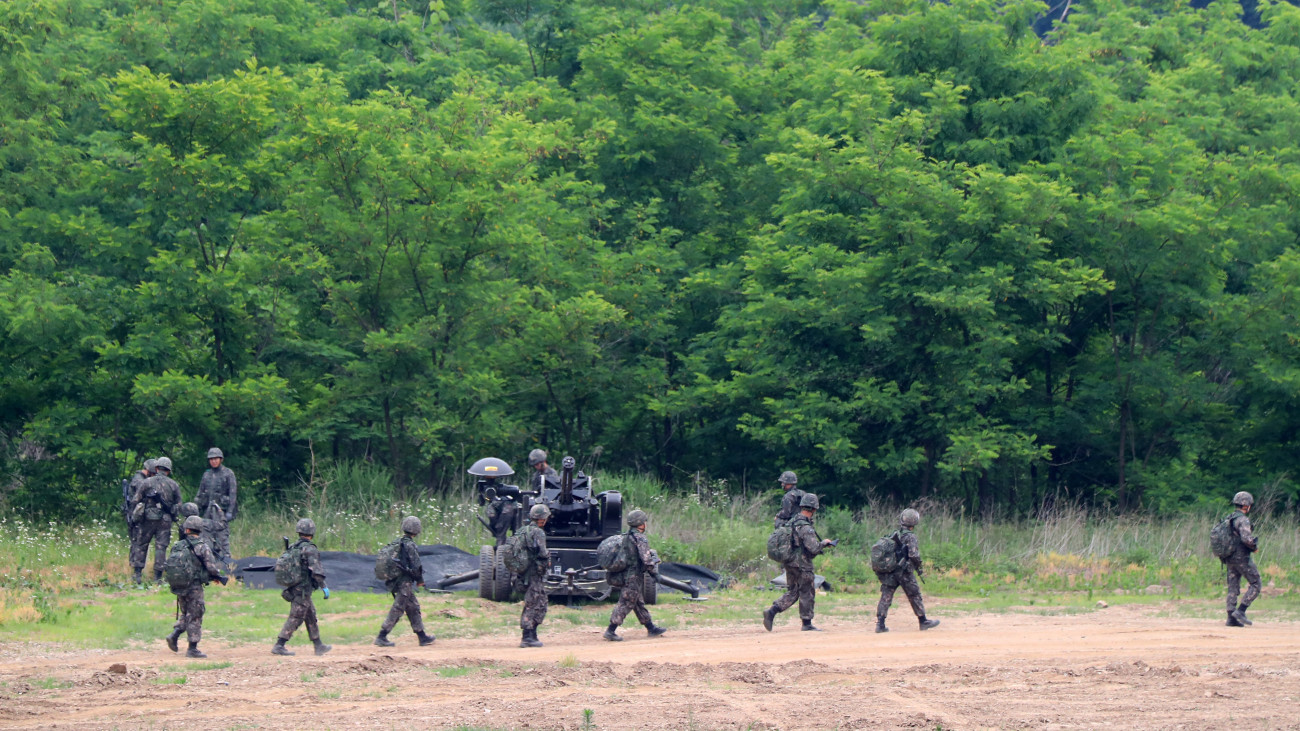 Hadgyakorlatra érkező dél-koreai katonák a két Koreát elválasztó demilitarizált övezet dél-koreai oldalán, Padzsu közelében 2020. június 18-án. Észak-Korea két napja felrobbantotta a keszongi Korea-közi összekötő irodát, Phenjan katonákat küldött a két határ menti, Korea-közi ipari zónába, és nem veszi fel a kapcsolatot Szöullal a feszültségek elsimítása érdekében.