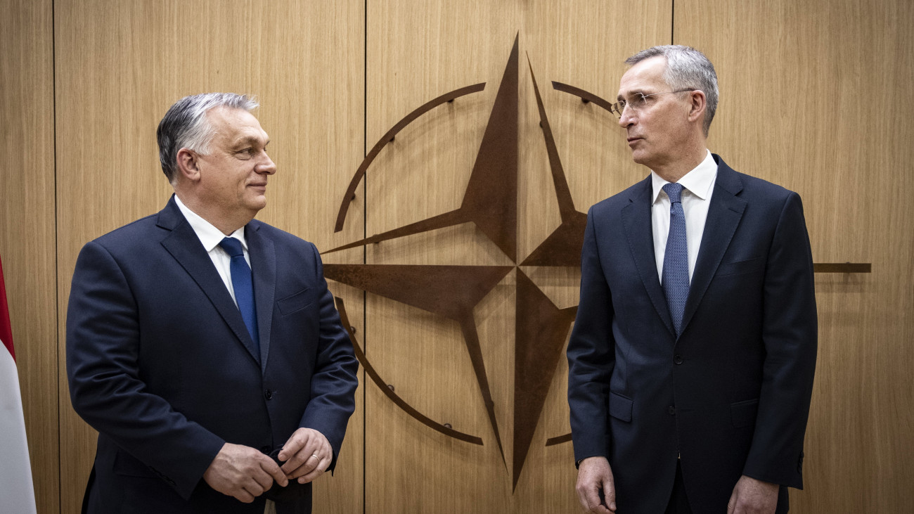 A Miniszterelnöki Sajtóiroda által közreadott képen Orbán Viktor miniszterelnök (b) és Jens Stoltenberg NATO-főtitkár (j) Brüsszelben a szövetség rendkívüli csúcstalálkozóján 2022. február 25-én. A tagállamok videókonferencián egyeztettek az Ukrajnát ért orosz támadásról, Orbán Viktor a NATO-tagországok állam- és kormányfői közül egyetlenként személyesen vett részt a megbeszélésen. A magyar kormányfő megbeszélést folytatott Jens Stoltenberggel.