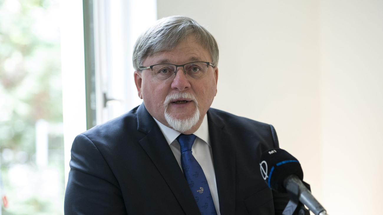 Dézsi Csaba András (Fidesz-KDNP) polgármester beszédet mond a győri Széchenyi István Egyetem MedTech Egészségtechnológiai Campus első elkészült épületének átadásán 2024. május 25-én.