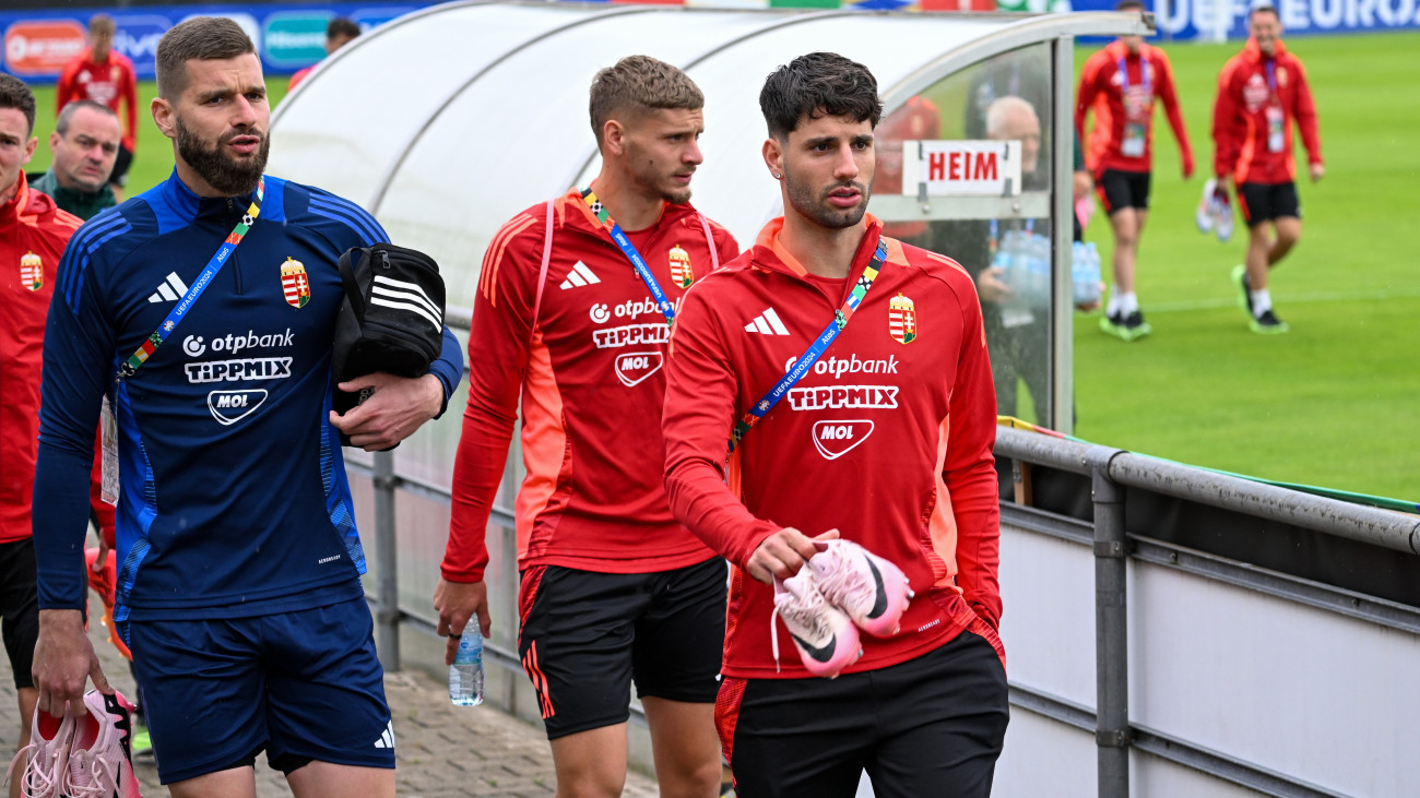 Szappanos Péter, Dárdai Márton és Szoboszlai Dominik, a németországi labdarúgó Európa-bajnokságon részt vevő magyar válogatott tagjai a csapat edzésén Weiler-Simmerbergben 2024. június 11-én.