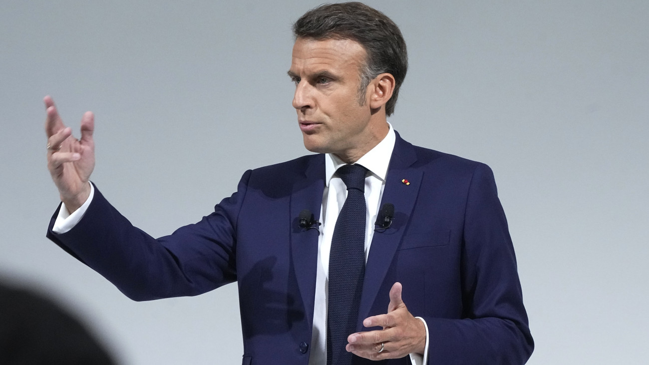 Emmanuel Macron francia elnök sajtóértekezletet tart Párizsban 2024. június 12-én. Macron pártja a június 9-én tartott európai parlamenti választásokon alulmaradt a francia jobboldali Nemzeti Tömörülés (RN) párttal szemben, emiatt az államfő feloszlatta a nemzetgyűlést és június 30-ára új parlamenti választásokat írt ki.