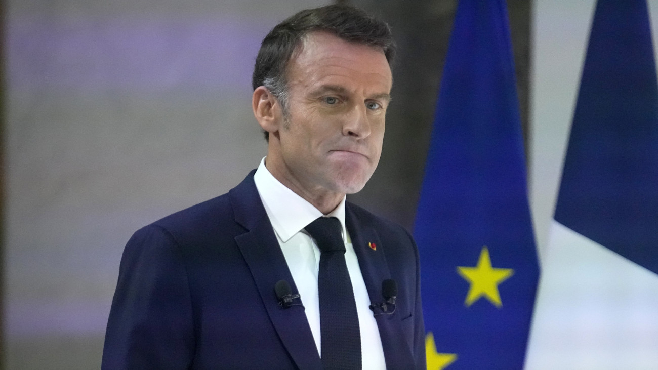 Emmanuel Macron francia elnök sajtóértekezletet tart Párizsban 2024. június 12-én. Macron pártja a június 9-én tartott európai parlamenti választásokon alulmaradt a francia jobboldali Nemzeti Tömörülés (RN) párttal szemben, emiatt az államfő feloszlatta a nemzetgyűlést és június 30-ára új parlamenti választásokat írt ki.