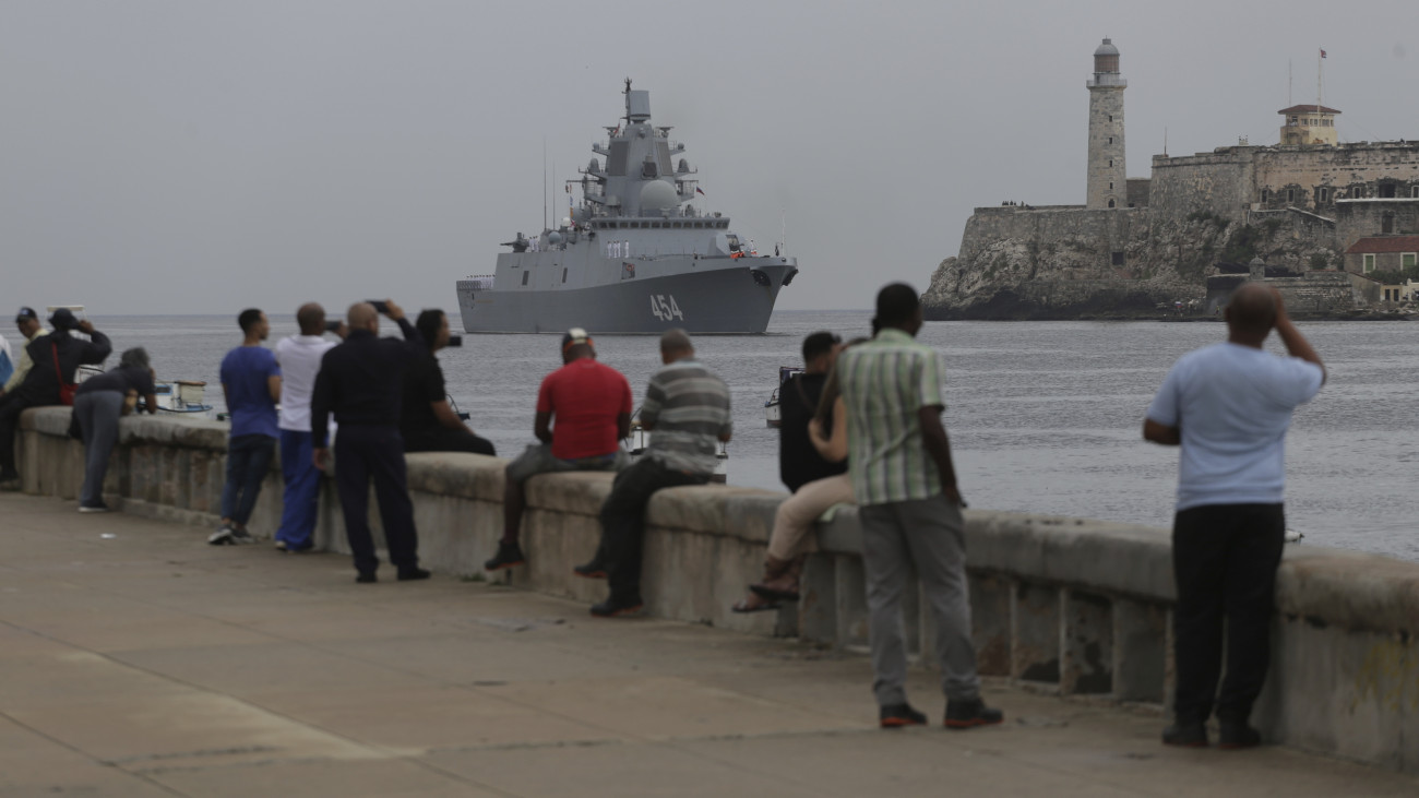 Az Admiral Gorskov orosz fregatt érkezik Havanna kikötőjébe 2024. június 12-én. A következő hat napban Oroszország és Kuba közös hadgyakorlatot tart majd a Karibi-térségben.