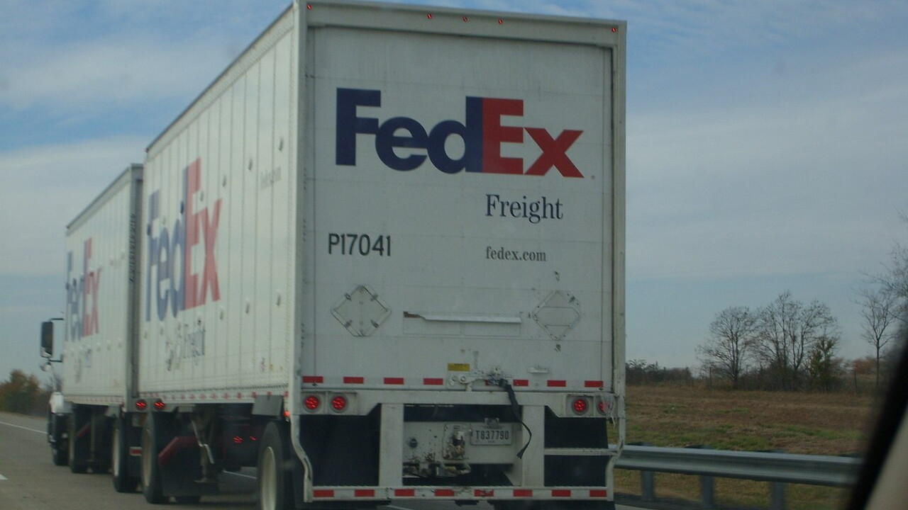 FedEx, amerikai logisztikai vállalat. Forrás: Wikipédia