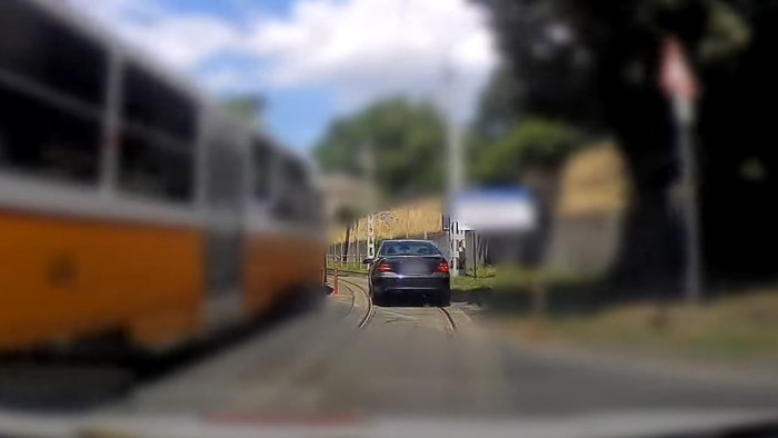 Villamossínre hajtott üldözői elől az autós, csúnya vége lett – videó