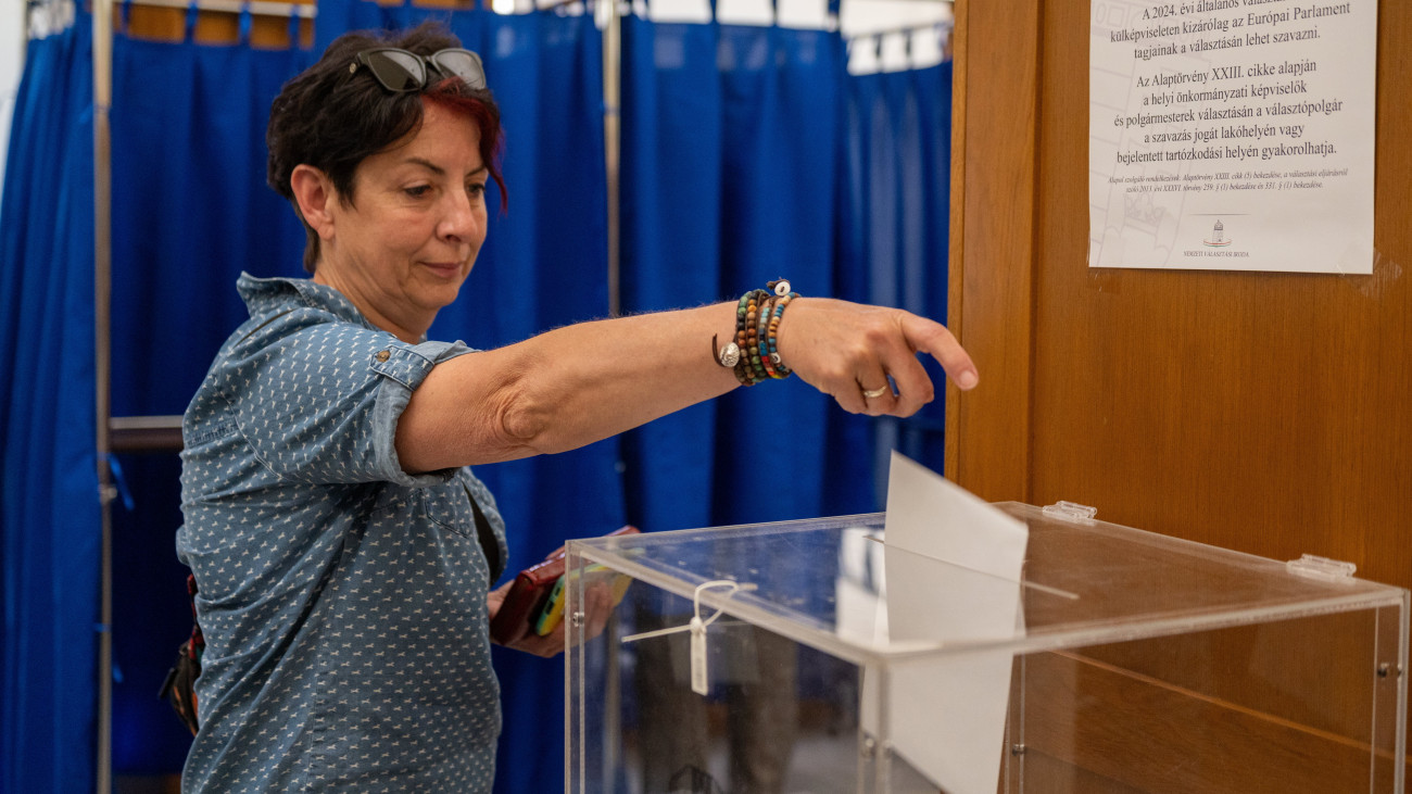 Leadja szavazatát egy nő az európai parlamenti (EP-) választáson a kolozsvári magyar főkonzulátuson 2024. június 9-én.