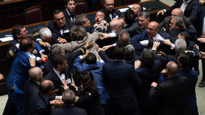 Ölre mentek a képviselők az olasz parlamentben