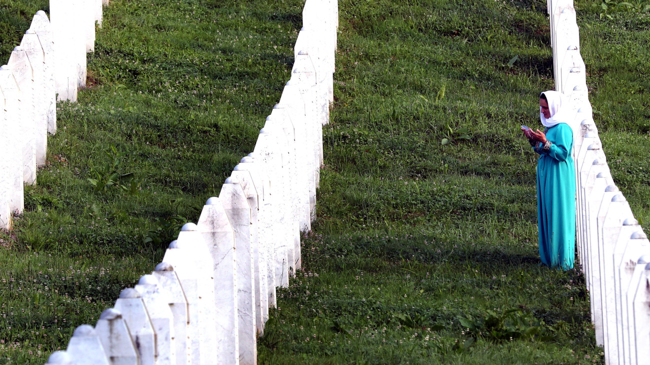 Boszniai muzulmán asszony a srebrenicai tömegmészárlás áldozatainak temetőjében a közelmúltban azonosított 30 áldozat temetési szertartásán a mészárlás központi emlékhelyén, a Szarajevótól 150 kilométerre, északkeletre fekvő Srebrenica melletti Potocariban 2023. július 11-én, a vérengzés 28. évfordulóján. Az 1992 és 1995 közötti boszniai háború legsúlyosabb tömeggyilkossága Srebrenicában történt, ahol a boszniai szerbek 1995-ben a város lerohanásakor több mint 8000 muzulmán férfit és fiút gyilkoltak meg.