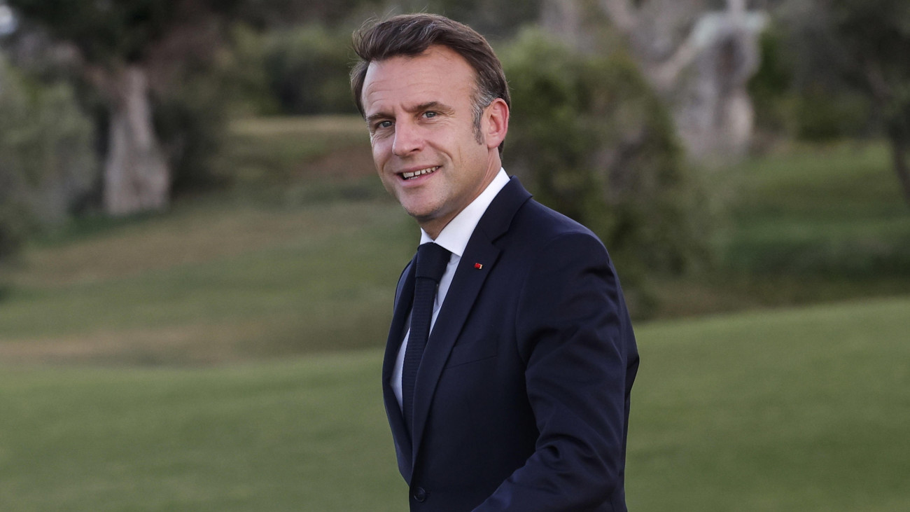 Emmanuel Macron francia elnök a világ iparilag legfejlettebb hét államát tömörítő csoport, a G7 háromnapos csúcstalálkozójának egyik rendezvényére érkezik a dél-olaszországi Borgo Egnaziában 2024. június 13-án. A találkozó a G7 állam- és kormányfőinek ötvenedik csúcsértekezlete, a hetedik, amelyet Olaszországban rendeznek.