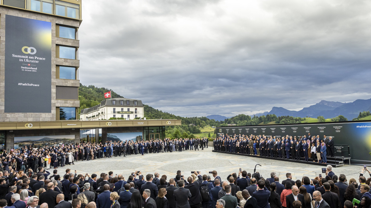 Az ukrajnai békekonfrencia résztvevőiről csoportkép készül a svájci Luzern közelében fekvő Stansstadban, a Bürgenstock üdülőkomplexumban a találkozó első napján, 2024. június 15-én.