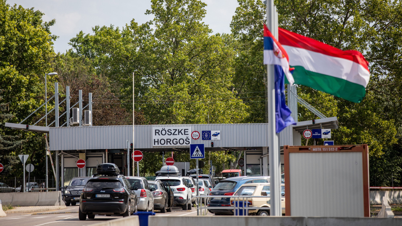 A röszkei közúti határátkelőhely 2023. július 18-án. Ezen a napon Rétvári Bence, a Belügyminisztérium parlamenti államtitkára és Bakondi György, a miniszterelnök belbiztonsági főtanácsadója a határátkelőhelynél tartott sajtótájékoztatót.