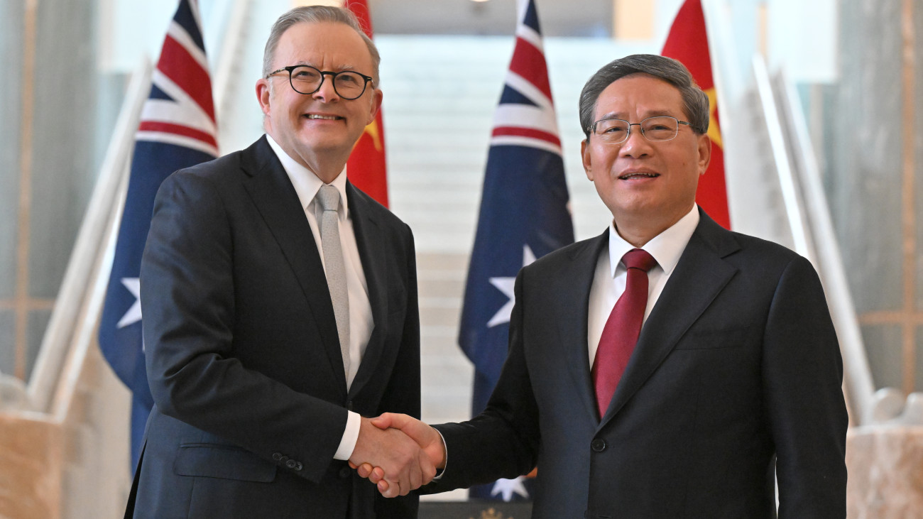 Anthony Albanese ausztrál miniszterelnök (b) fogadja kínai hivatali partnerét, Li Csiangot Canberrában 2024. június 17-én.