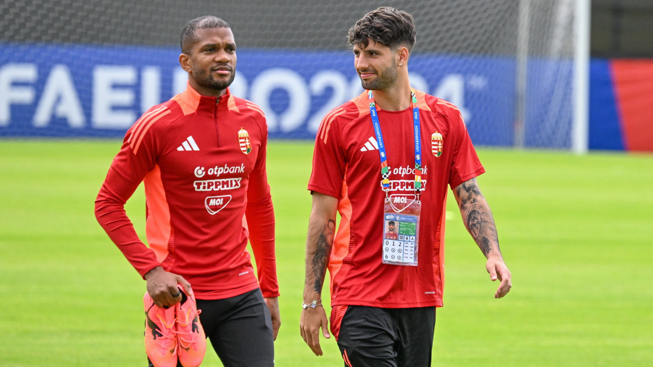 Nego Loic (b) és Szoboszlai Dominik a németországi labdarúgó Európa-bajnokságon részt vevő magyar válogatott tagjai a csapat nyilvános edzésén Weiler-Simmerbergben 2024. június 12-én.