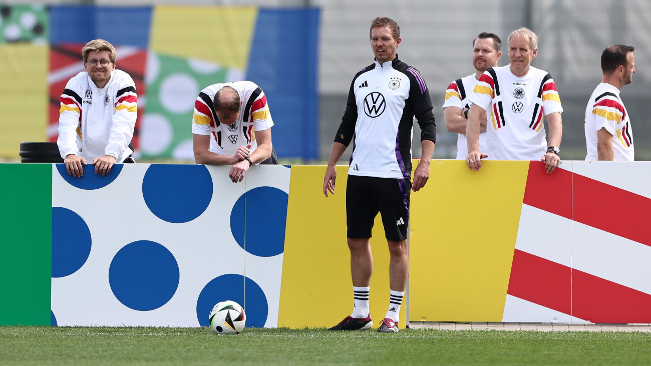 Julian Nagelsmann, a németországi labdarúgó Európa-bajnokságra készülő német válogatott szövetségi kapitánya a Herzogenaurachban tartott edzésen 2024. június 12-én.