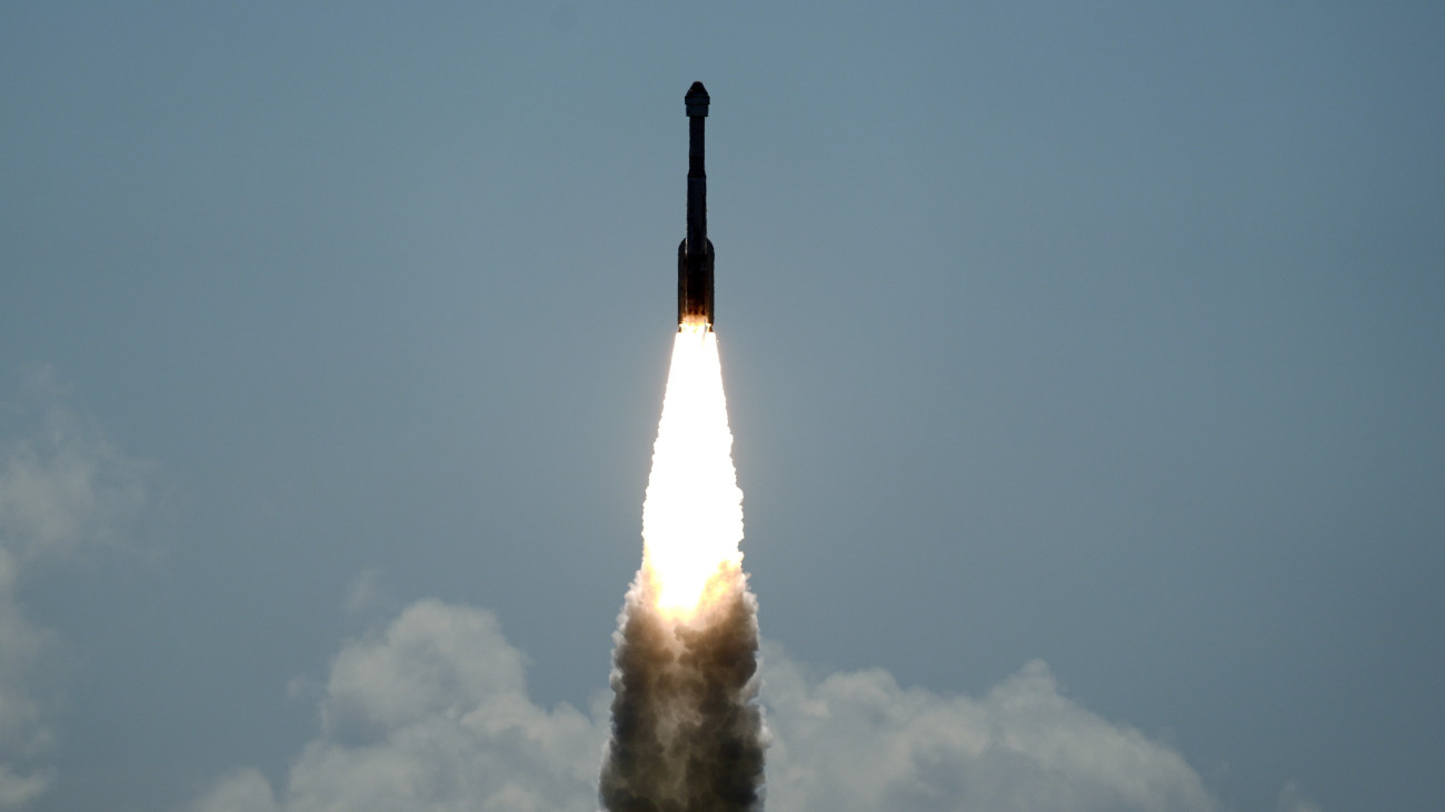 Egy Atlas V hordozórakétával a levegőbe emelkedik a Boeing amerikai repülőgépgyártó vállalat első, embert szállító űrkapszulája, a Starliner a Cape Canaveral-i Kennedy Űrközpontban 2024. június 5-én. A Starliner a NASA két űrhajósát, Butch Wilmore-t és Suni Williams-ot szállítja a Nemzetközi Űrállomásra (ISS). Feladatuk, hogy az első úton teszteljék az űrkapszulát, mielőtt a NASA engedélyezné, hogy rendszeresen legénységet szállítson az ISS-re és vissza.