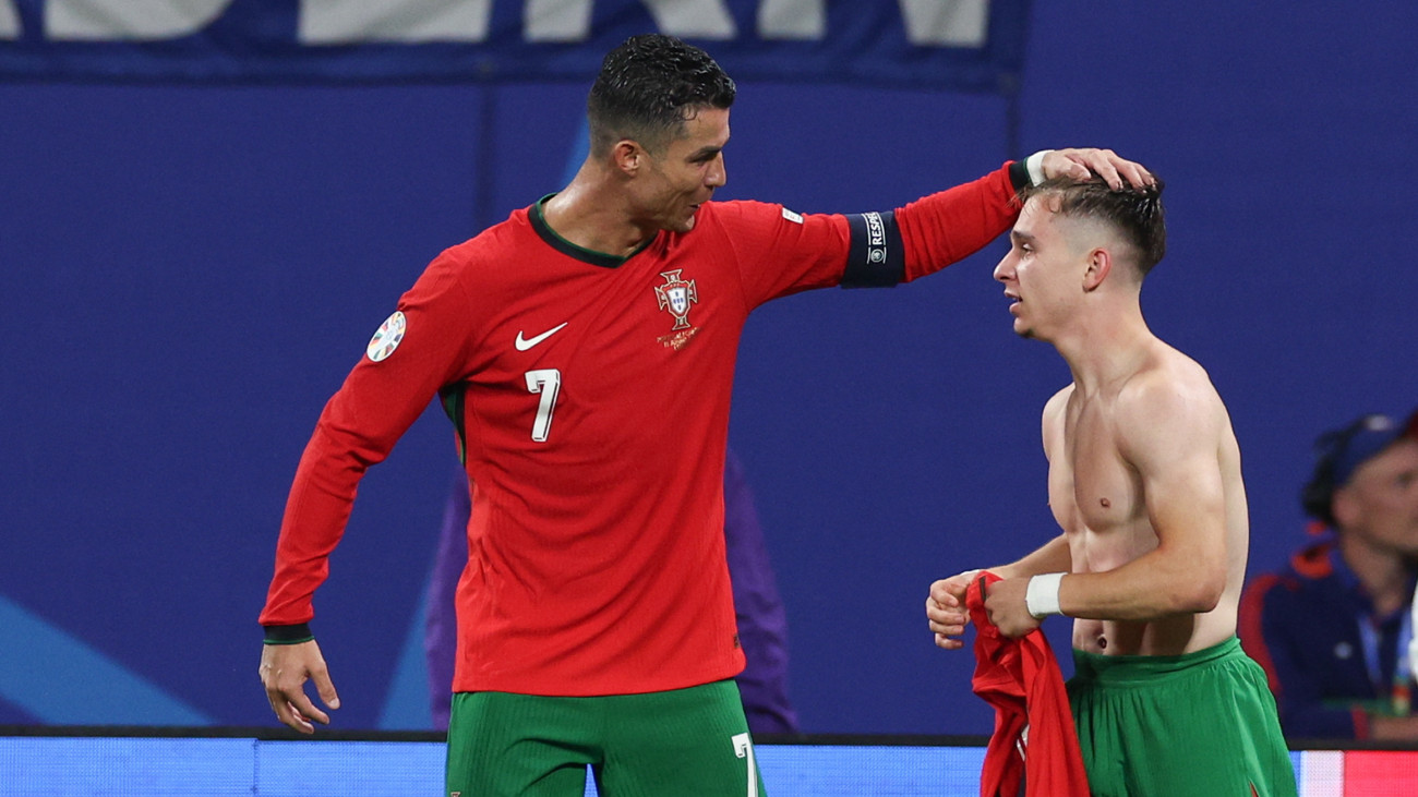 A portugál Francisco Conceicao (j) csapattársával, Cristiano Ronaldóval, miután berúgta csapata második, győztes gólját a németországi labdarúgó Európa-bajnokság F csoportjának első fordulójában játszott Portugália-Csehország mérkőzésen a lipcsei RB Arénában 2024. június 18-án.