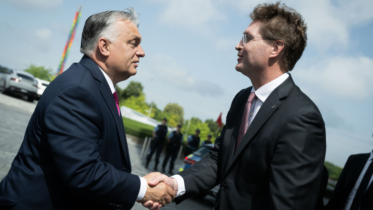 A Miniszterelnöki Sajtóiroda által közreadott képen Orbán Viktor miniszterelnök (b) találkozója Ola Källenius vezérigazgatóval, a cég igazgatótanácsának elnökével a Mercedes-Benz Group AG stuttgarti székhelyén 2024. június 19-én.
