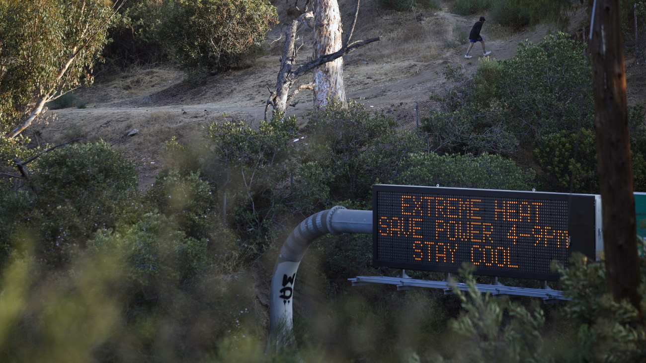 Hőhullámra figyelmeztető felirat a Los Angeles-i Arroyo Seco Parkway autópályán 2022. szeptember elsején. A Nemzeti Meteorológiai Szolgálat extrém hőségre vonatkozó figyelmeztetést adott ki Dél-Kalifornia nagy részére, mivel a hőmérséklet várhatóan vagy megegyezik a korábbi rekordokkal, vagy megdönti azokat.