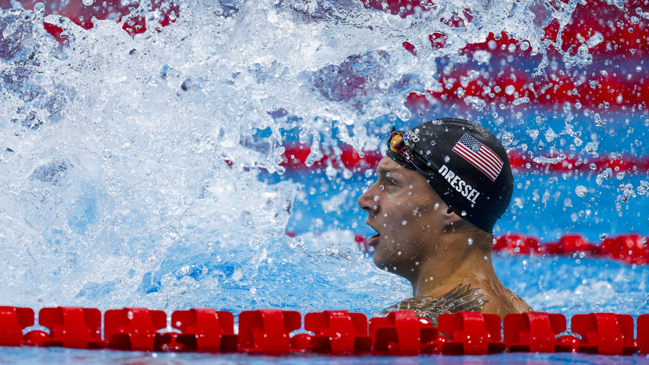 Az amerikai Caeleb Dressel, miután győzött a világméretű koronavírus-járvány miatt 2021-re halasztott 2020-as tokiói nyári olimpia férfi 50 méteres gyorsúszásának döntőjében a Tokiói Vizesközpontban 2021. augusztus 1-jén.