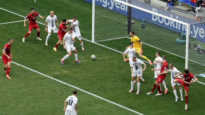 Egy gól és három sárga lap a hosszabbításban - döntetlenre mentettek a szerbek