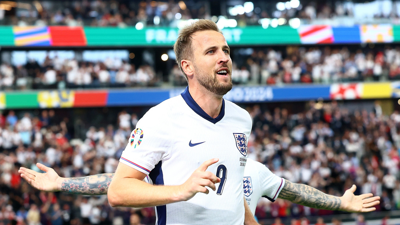 A gólszerző angol Harry Kane a németországi labdarúgó Európa-bajnokság C csoportjának második fordulójában játszott Dánia-Anglia mérkőzésen a frankfurti Waldstadionban 2024. június 20-án.