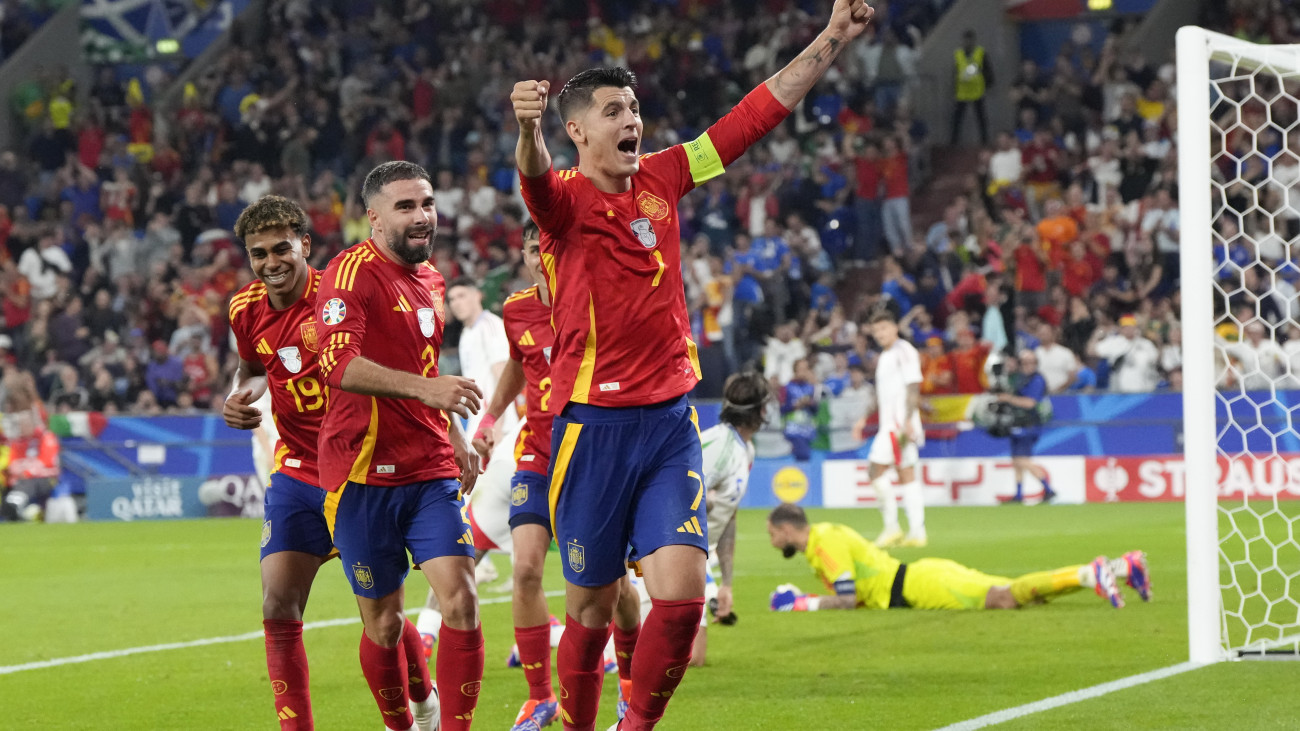 A spanyol Alvaro Morata (7), Dani Carvajal (k) és Lamine Yamal (19), miután az olasz Riccardo Calafiori öngólt vétett a németországi labdarúgó Európa-bajnokság B csoportjának második fordulójában játszott Spanyolország-Olaszország mérkőzésen a gelsenkircheni AufSchalke Arénában 2024. június 20-án.