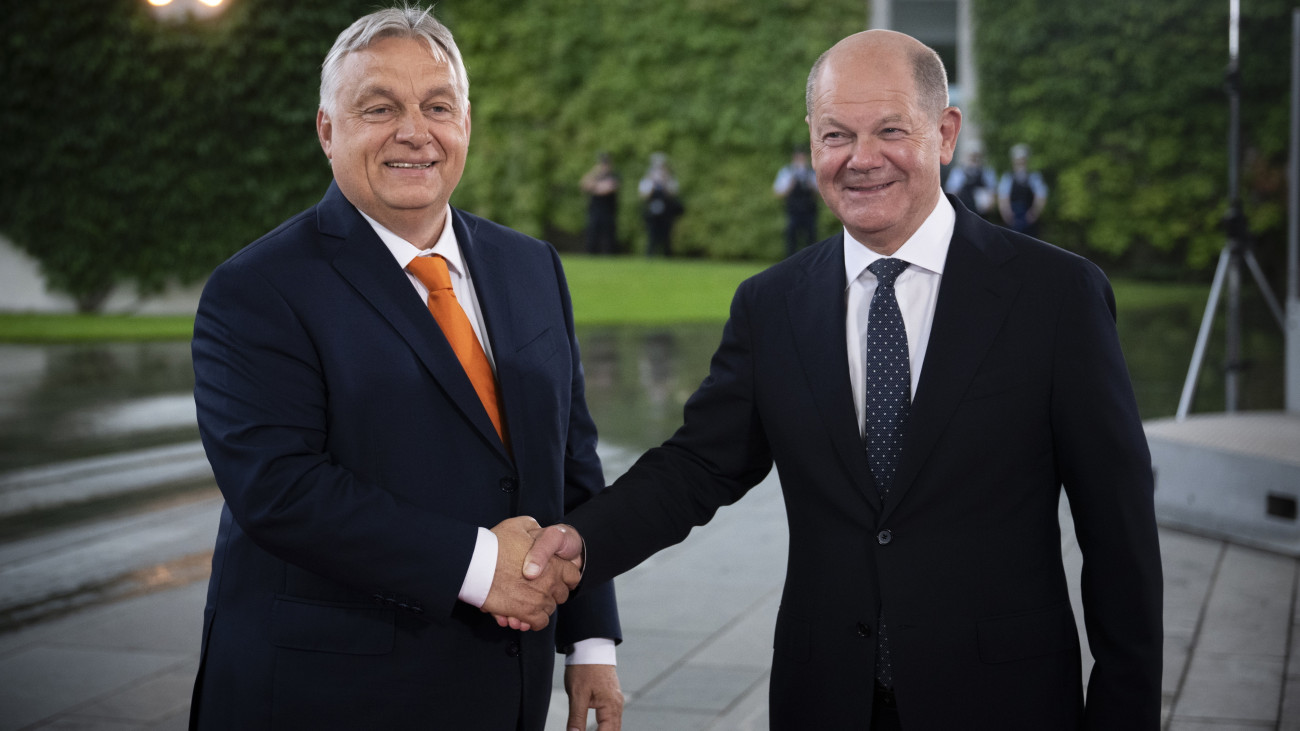 Orbán Viktor és Olaf Scholz a gendermarhaságról is egyeztetett