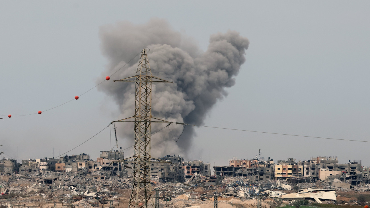 Izraeli légicsapás a gázai Sudzsajja negyedben Dél-Izraelből nézve 2023. december 21-én. A Hamász palesztin iszlamista szervezet fegyveresei október 7-én támadást indítottak Izrael ellen, az izraeli haderő pedig válaszul légi és szárazföldi hadműveleteket hajt végre a Gázai övezetben.