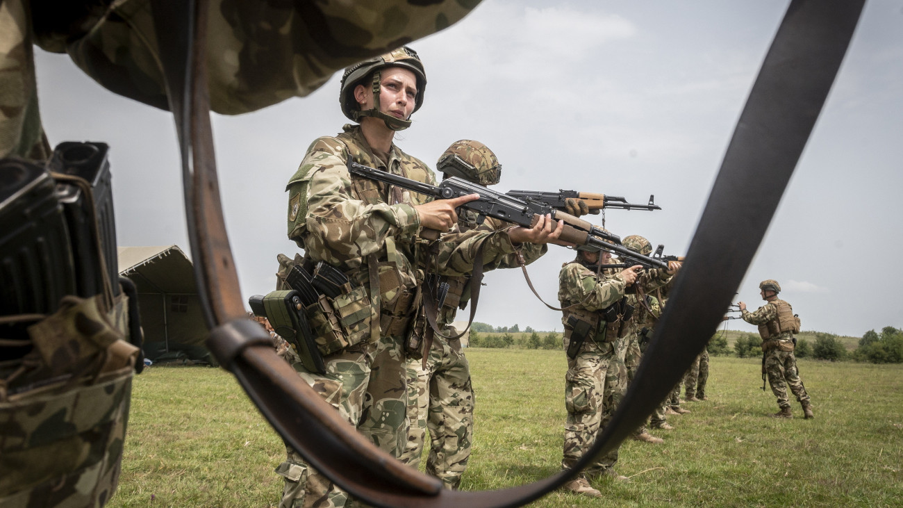 Területvédelmi tartalékos katonák lövész szakfelkészítésükön és éleslövészetükön a tatárszentgyörgyi lőtéren 2024. június 22-én.