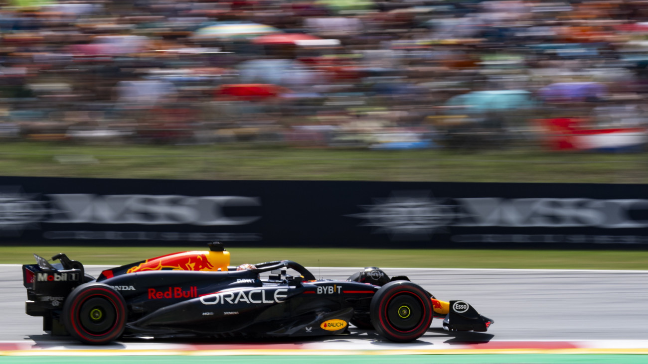 Max Verstappen, a Red Bull holland versenyzője a Forma-1-es autós gyorsasági világbajnokság Spanyol Nagydíján a montmelói pályán 2024. június 23-án.
