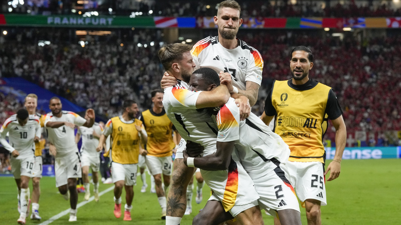 A német Niclas Füllkrug gólját ünneplik csapattársai a németországi labdarúgó Európa-bajnokság A csoportjának harmadik fordulójában játsztott Svájc-Németország mérkőzésen a frankfurti Waldstadionban 2024. június 23-án.