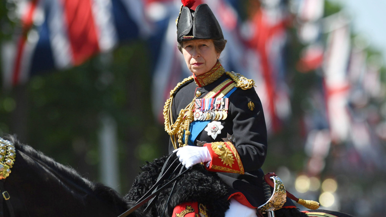 London, 2017. június 17.Anna brit hercegnő díszegyenruhában, lóháton érkezik az anyja, II. Erzsébet brit uralkodó hivatalos születésnapja alkalmából rendezett hagyományos zászlós díszszemlére (Trooping the Colour) Londonban 2017. június 17-én. A tisztelgő katonai parádét 1748 óta mindig június második szombatján tartják. II. Erzsébet királynő, a nyugati világ legidősebb és leghosszabb ideje regnáló uralkodója, 1926. április 21-én született. (MTI/EPA/Brit védelmi minisztérium)