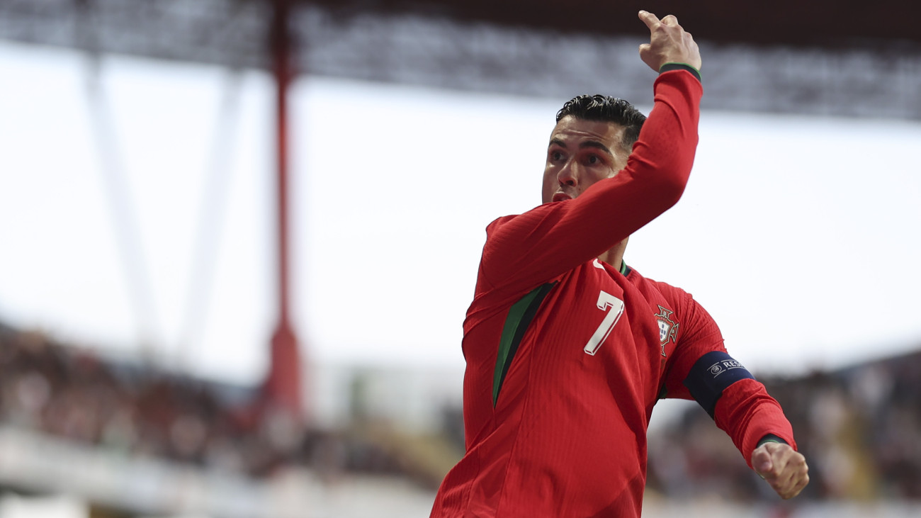 Cristiano Ronaldo, a portugál válogatott csapatkapitánya ünnepel gólja után a Portugália - Írország barátságos labdarúgó-mérkőzésen Aveiróban 2024. június 11-én. A portugál válogatott 3-0-ra győzött. Ronaldo két góllal járult hozzá a győzelemhez.