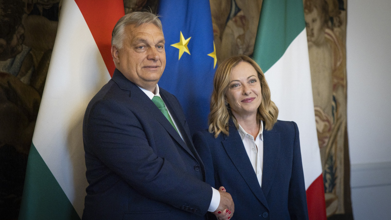 A Miniszterelnöki Sajtóiroda által közreadott képen Giorgia Meloni olasz kormányfő fogadja hivatalában Orbán Viktor miniszterelnököt Rómában 2024. június 24-én.