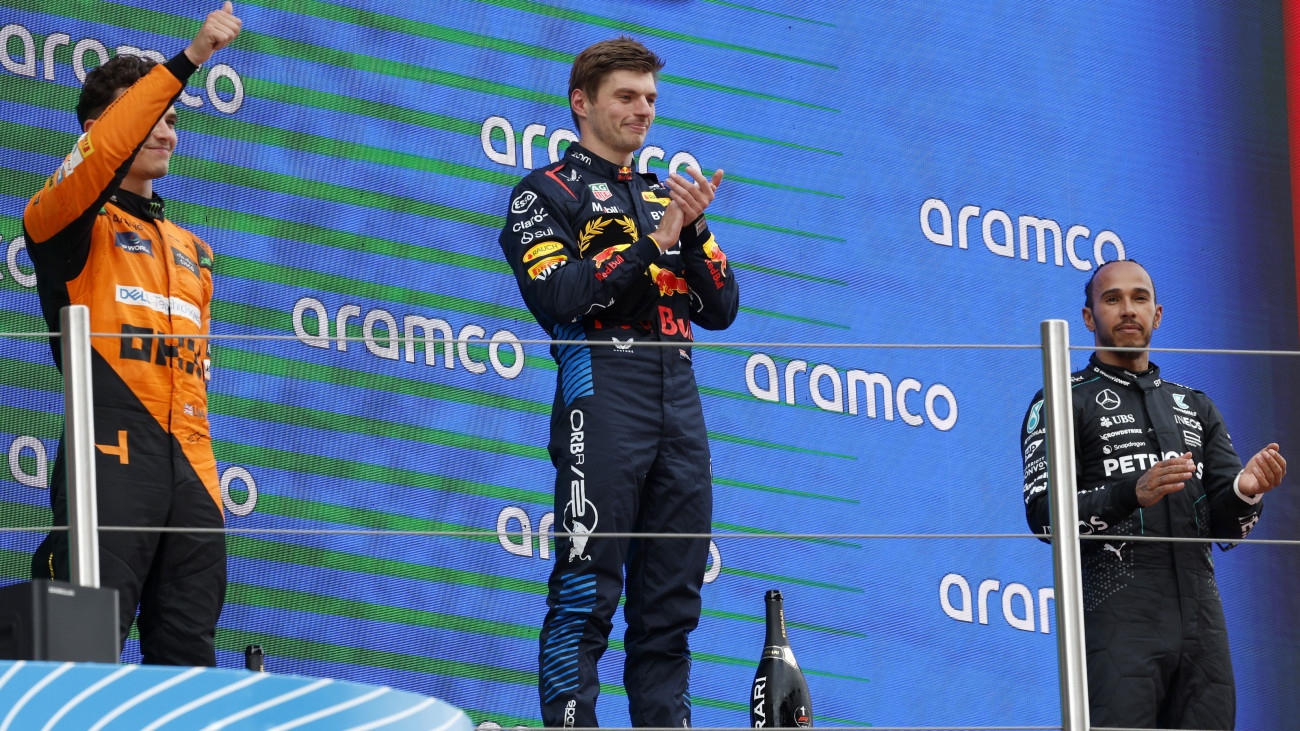 A második helyezett brit Lando Norris, a McLaren, a győztes holland Max Verstappen, a Red Bull és a harmadik helyezett brit Lewis Hamilton, a Mercedes versenyzője (b-j) a Forma-1-es autós gyorsasági világbajnokság Spanyol Nagydíjának eredményhirdetésén a montmelói pályán 2024. június 23-án.