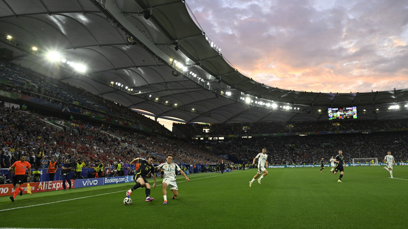 Callum Styles (b2) és a skót Billy Gilmour (b) a labdarúgó Európa-bajnokság A csoportjának harmadik, utolsó fordulójában játszott Skócia - Magyarország mérkőzésen a stuttgarti MHP Arénában 2024. június 23-án.