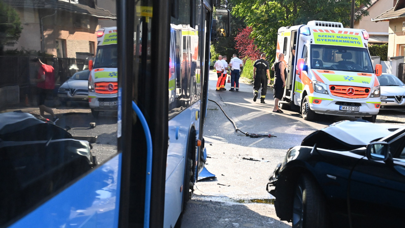 Mentők Budapesten, a XIX. kerületi Pozsony és Csiky utca kereszteződésében, ahol összeütközött egy személygépkocsi és egy autóbusz 2024. június 25-én. A balesetben hatan - köztük hárman gyerekek - megsérültek.