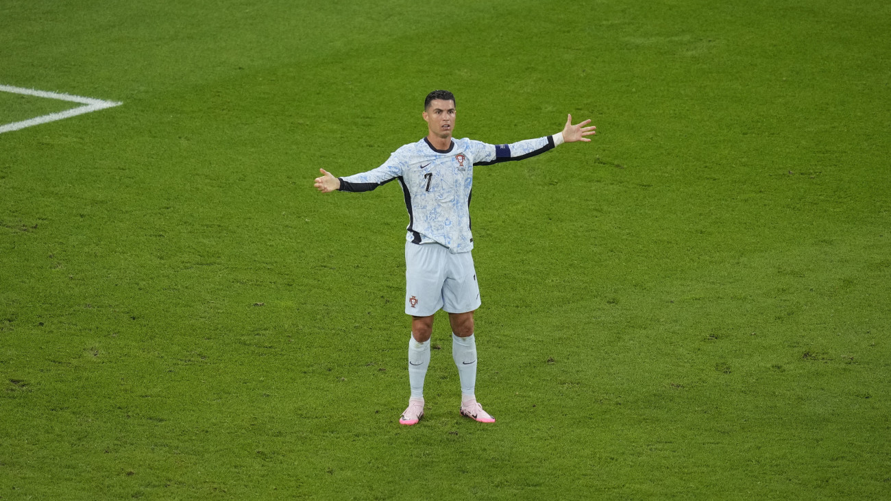 A portugál Cristiano Ronaldo a németországi labdarúgó Európa-bajnokság F csoportja harmadik fordulójában játszott Georgia-Portugália mérkőzésen a gelsenkircheni AufSchalke Arénában 2024. június 26-án.